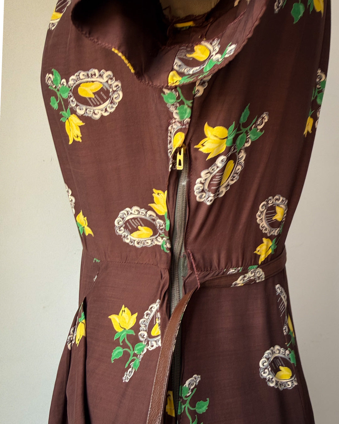 40s Brown Novelty Magic Mirror Floral Print Belted Dress / XS