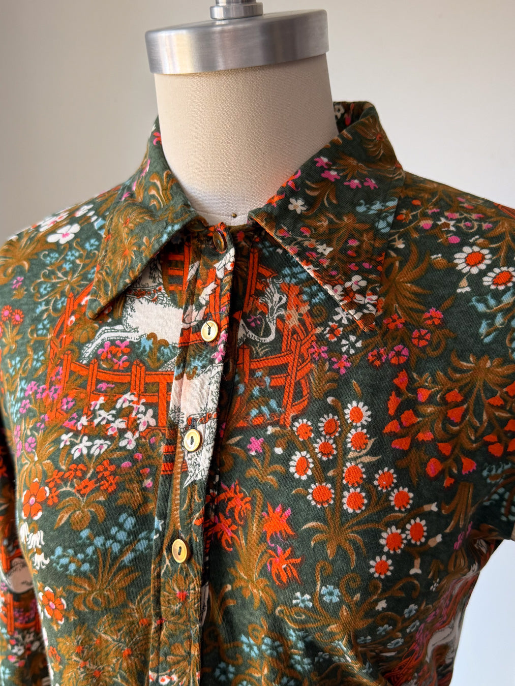 70s Unicorn in Captivity Novelty Print Shirt / M