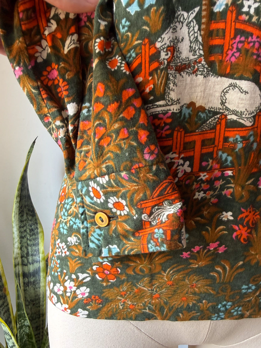 70s Unicorn in Captivity Novelty Print Shirt / M