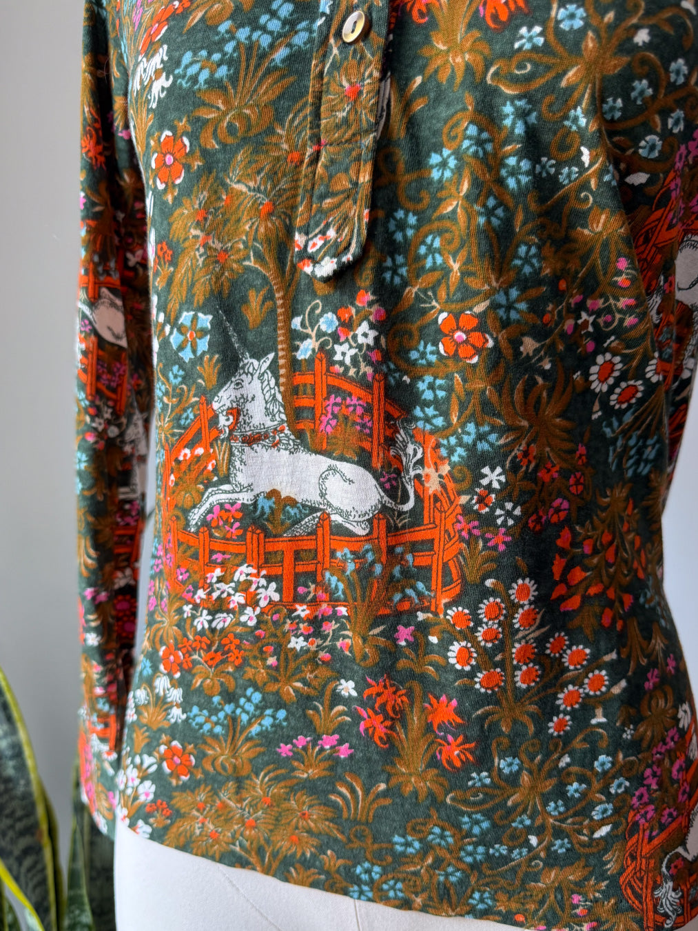 70s Unicorn in Captivity Novelty Print Shirt / M