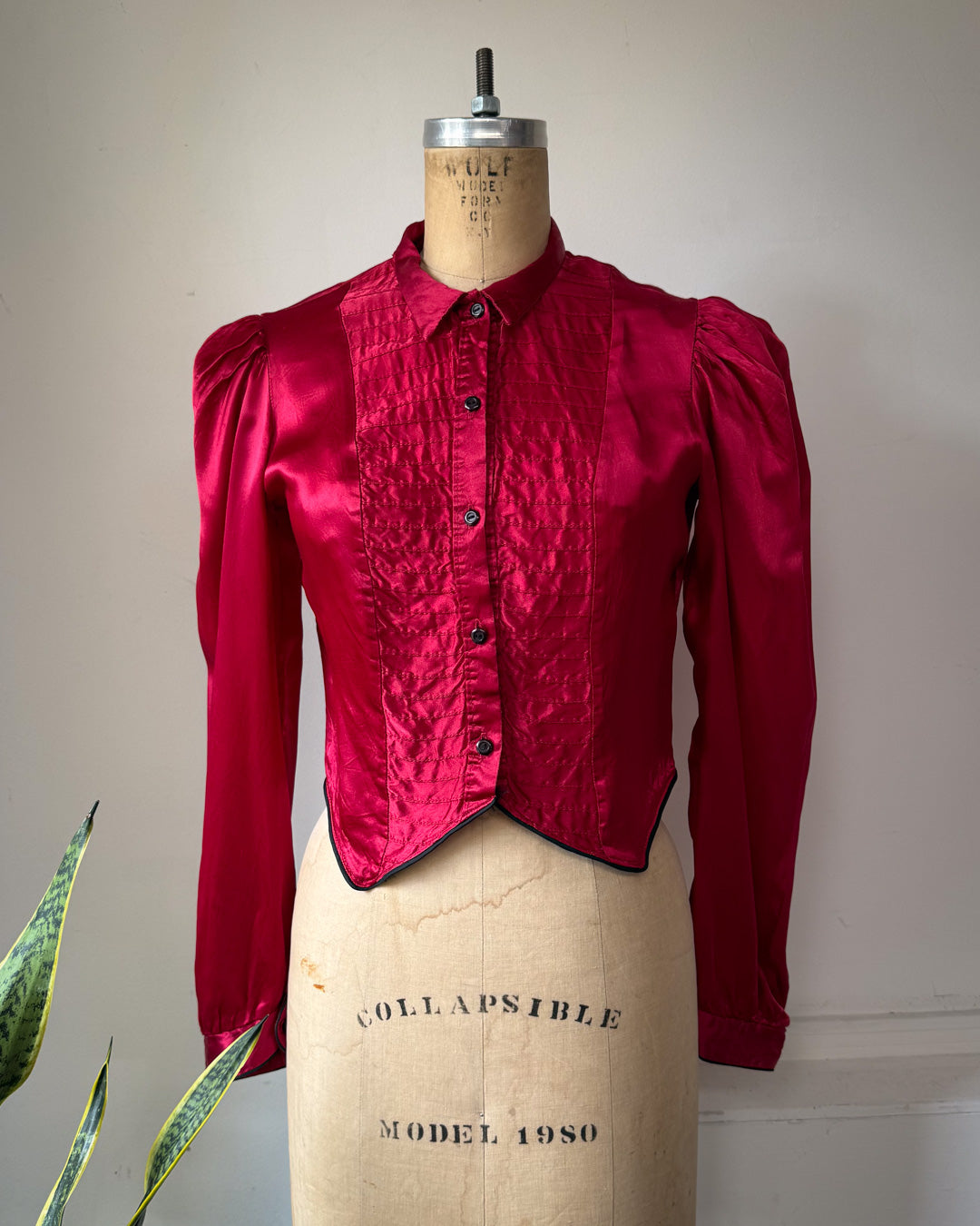 70s Vampiric Red Satin Collared Crop Blouse Top / S