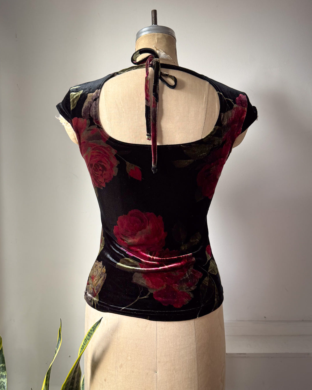 90s Dark Floral Velvet Cap Sleeve Open Back Tie Crop Top / M