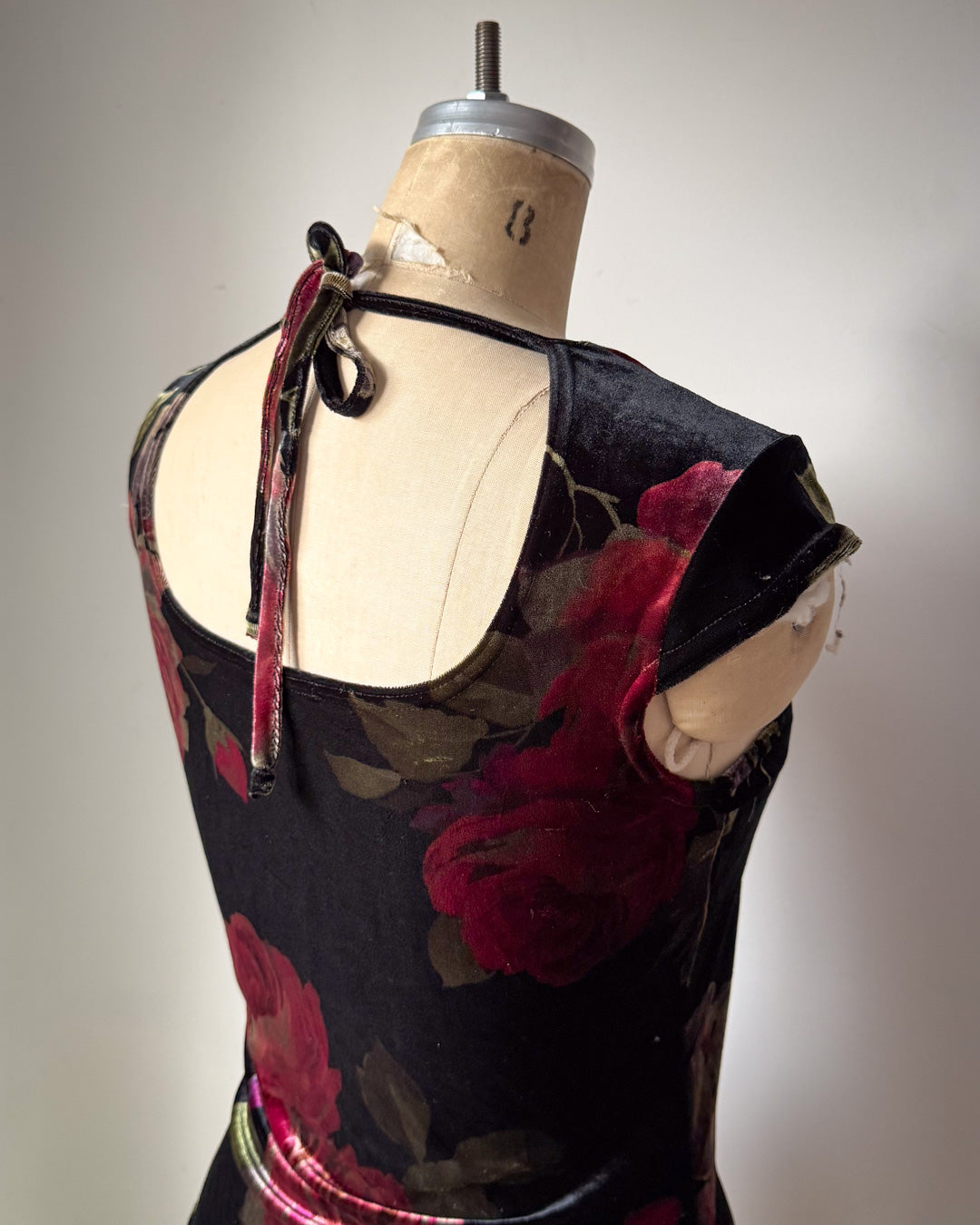 90s Dark Floral Velvet Cap Sleeve Open Back Tie Crop Top / M
