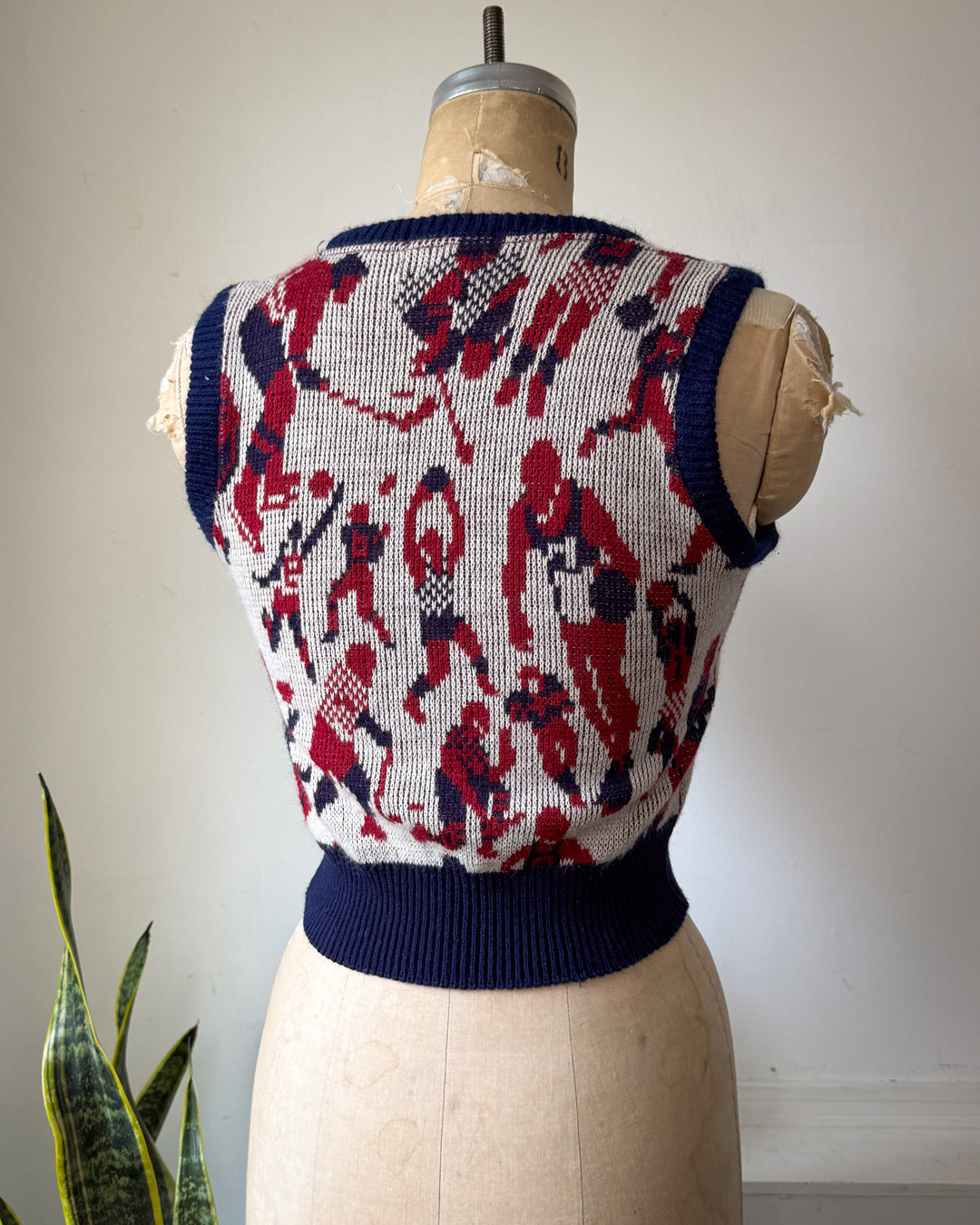 70s Novelty Sports People Crop Knit Vest / S